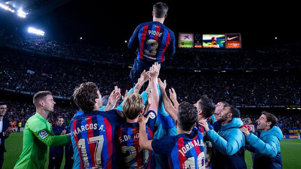 Şok bir şekilde emeklilik kararı alan Barcelona'nın yıldızı Pique, gözyaşları içinde futbola veda etti