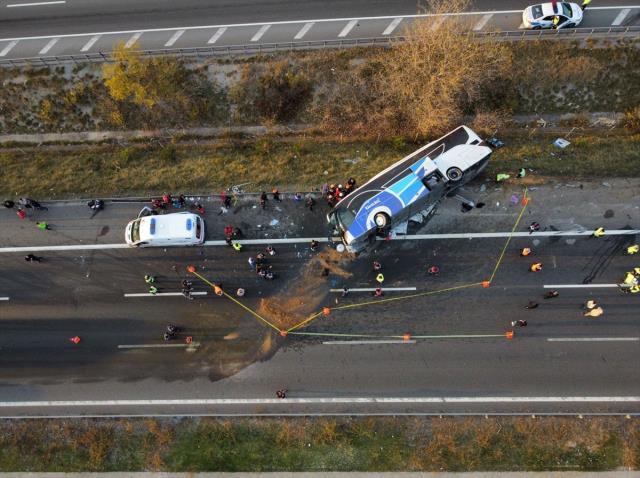 Bolu'da 3 kişi can verdiği otobüs kazasında sürücü ifadesi alınmak üzere karakola götürüldü Bolu'da 3 kişi can verdiği otobüs kazasında sürücü ifadesi alınmak üzere karakola götürüldü