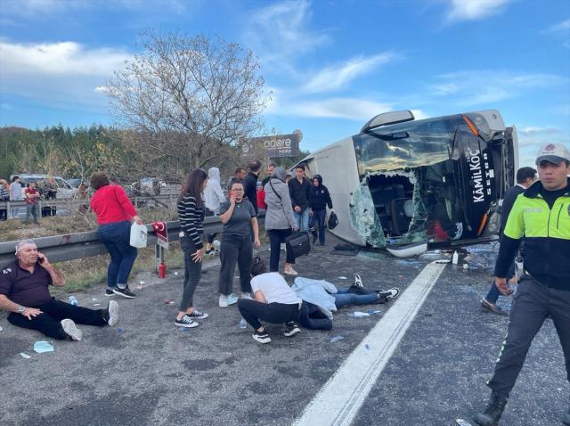 Bolu'da 3 kişi can verdiği otobüs kazasında sürücü ifadesi alınmak üzere karakola götürüldü Bolu'da 3 kişi can verdiği otobüs kazasında sürücü ifadesi alınmak üzere karakola götürüldü