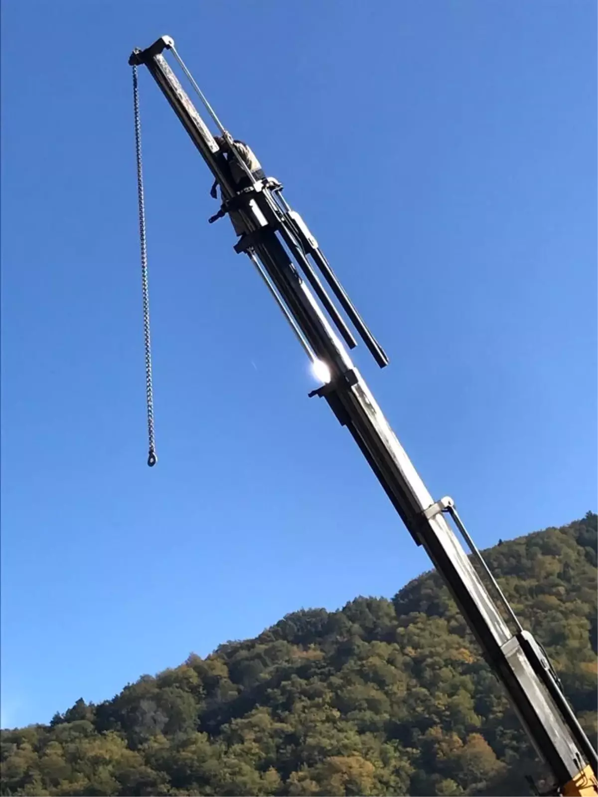 Bozulan vincin tepesinde mahsur kaldı, itfaiye ekipleri merdivenle kurtardı