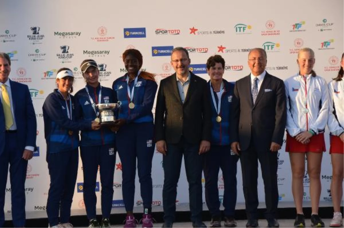 Bakan Kasapoğlu, tenis turnuvaları ödül törenine katıldı