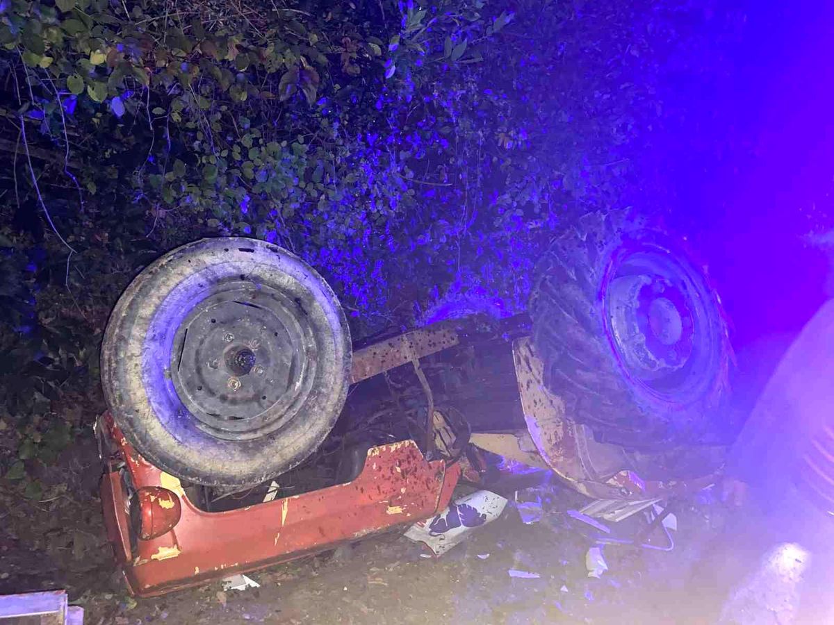 Devrilen traktörün altında kalan sürücü hayatını kaybetti