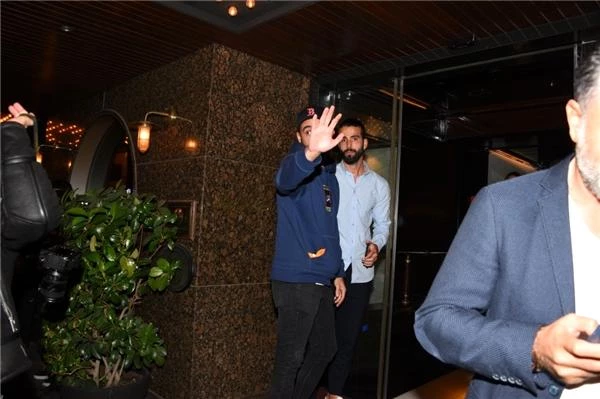 Galatasaraylı futbolcuların derbi kutlamasında gerginlik çıktı! İstanbul'da olaylı gece