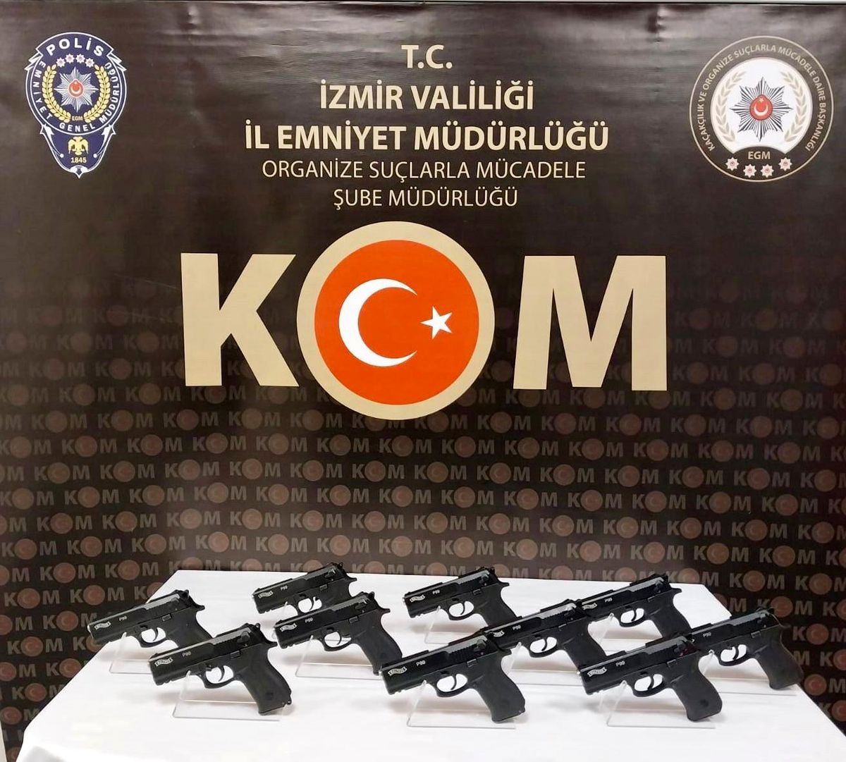 İzmir\'de baskın yapılan evde çok sayıda tabanca ele geçirildi