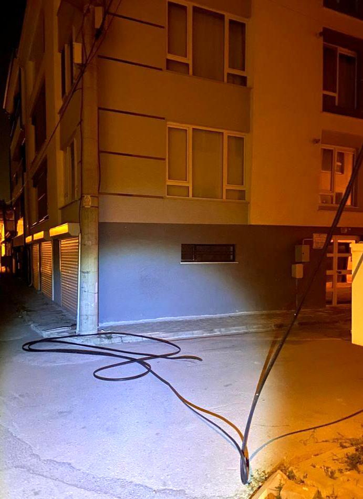 Kablo hırsızı bekçiler tarafından yakalandı