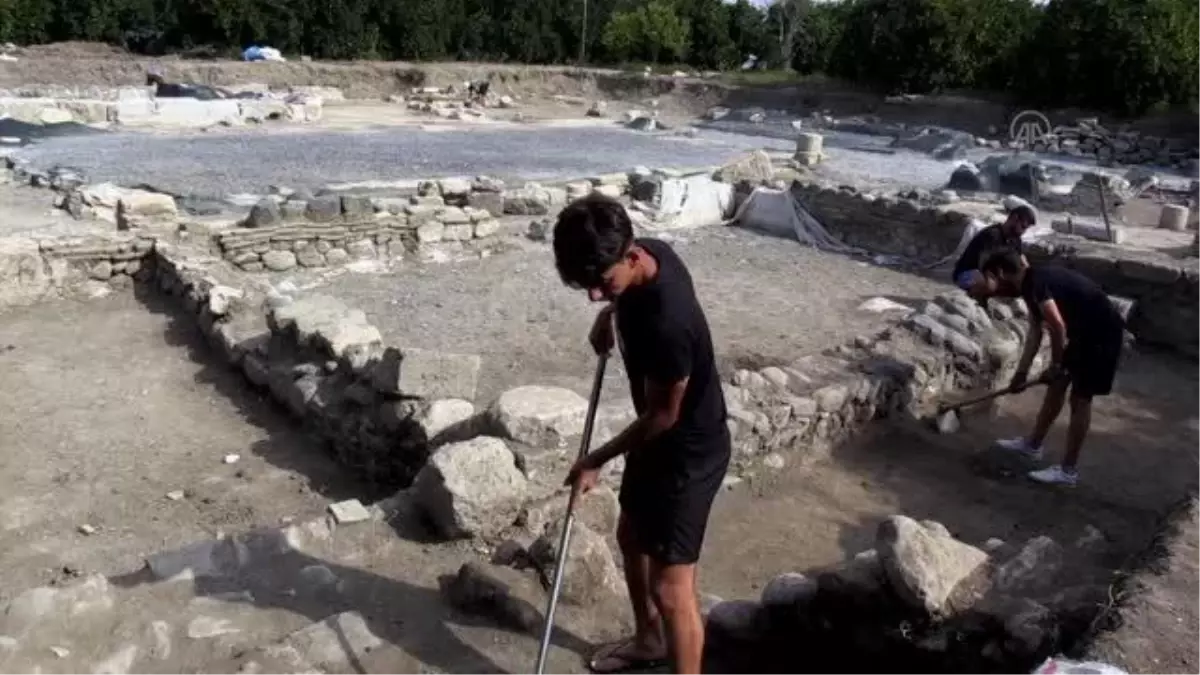 Kilise kazısında mezar odaları bulundu