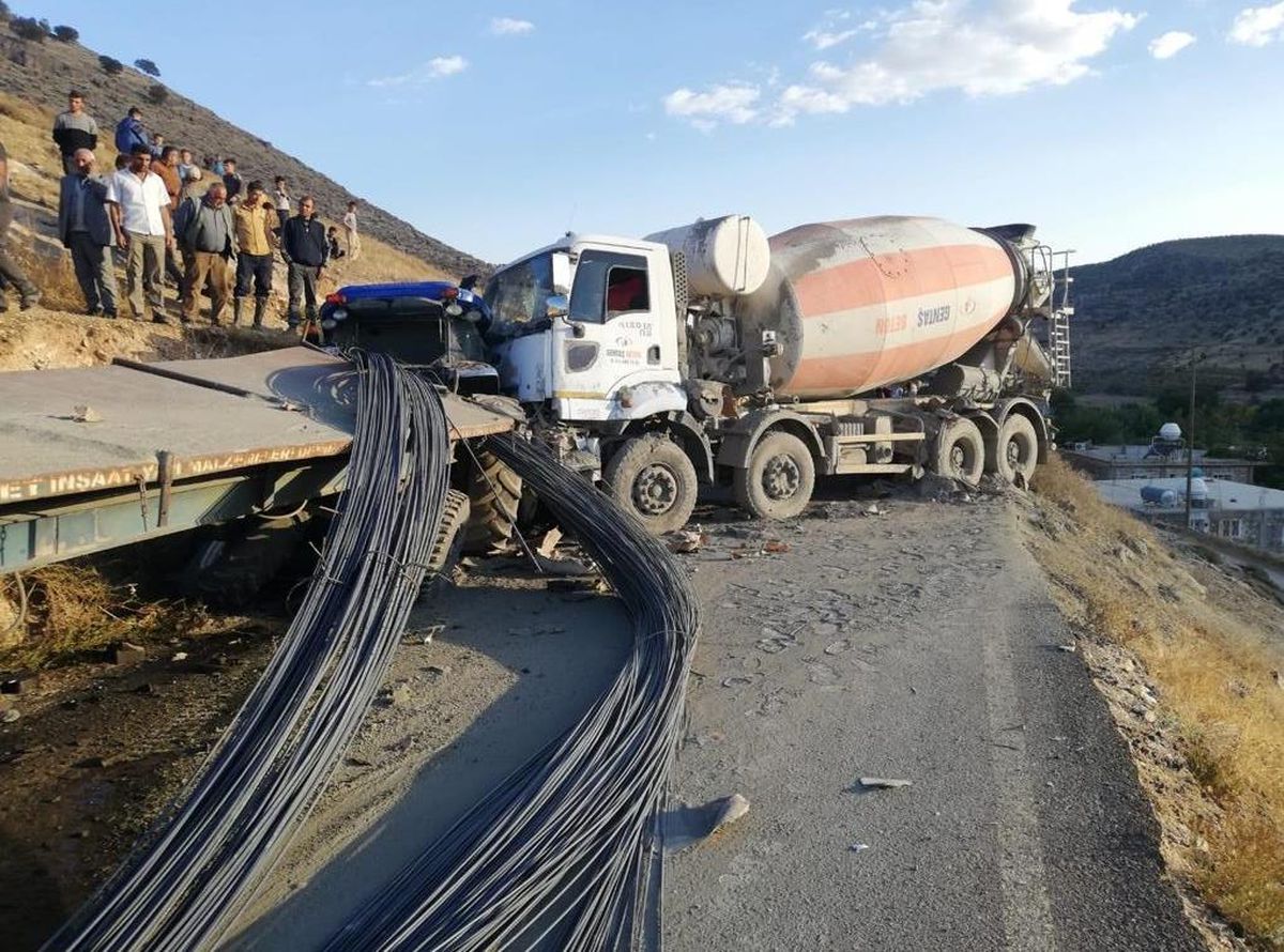 Mardin\'de beton mikseriyle traktörün çarpıştığı kazada 2\'si ağır 3 kişi yaralandı