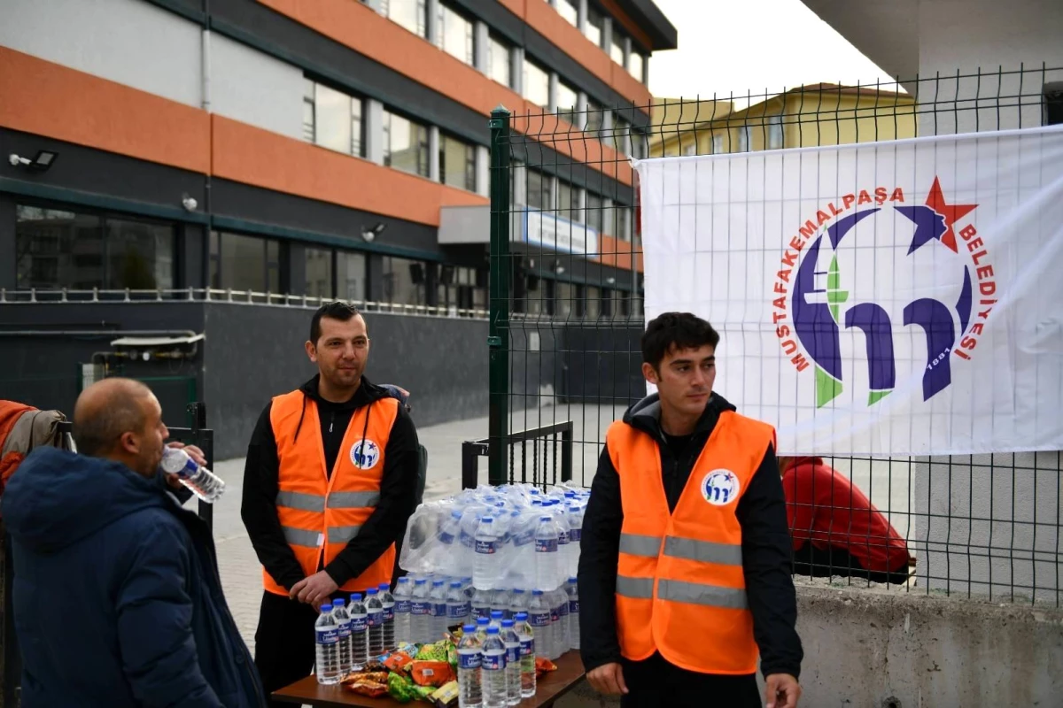 Mustafakemalpaşa Belediyesi KPSS\'ye giren adayların heyecanlarına ortak oldu