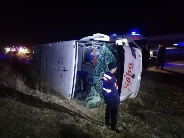 Yeniden Refah Partilileri taşıyan otobüs şarampole yuvarlandı: 17 yaralı Yeniden Refah Partilileri taşıyan otobüs şarampole yuvarlandı: 17 yaralı