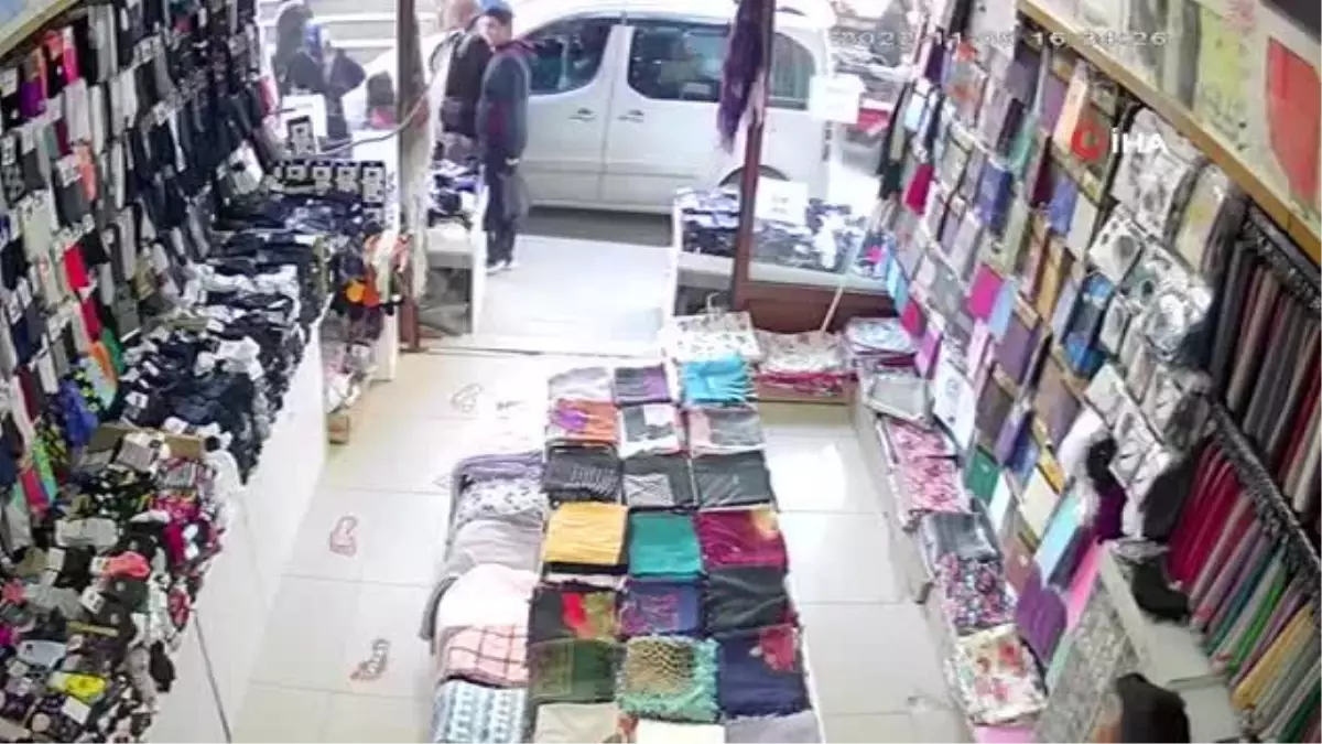 Ölümden saniyelerle kurtuldular... Elazığ'da 5 kişinin yaralandığı sundurma kazasının güvenlik kamera görüntüleri ortaya çıktı