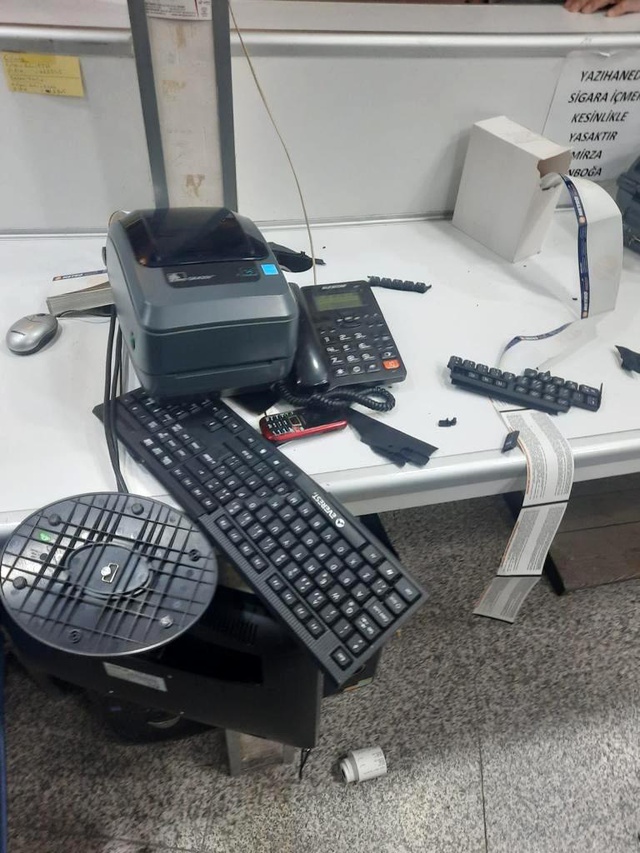 Otogarda 'Halka neden ucuza bilet satıyorsun?' diyerek rakip yazıhaneyi bastılar Otogarda 'Halka neden ucuza bilet satıyorsun?' diyerek rakip yazıhaneyi bastılar