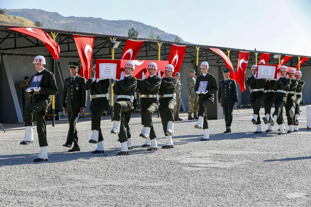 Pençe-Şimşek Operasyonu bölgesinde şehit olan askerler için Şırnak\'ta tören yapıldı