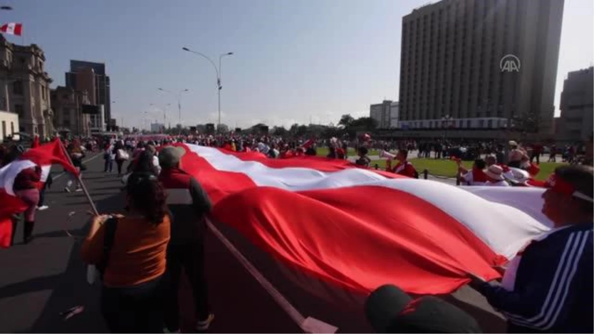 Peru\'da halk Devlet Başkanı Pedro Castillo\'nun istifası talebiyle protesto gösterisi düzenledi