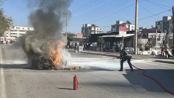 Otomobilini satmak için notere götürecekti! Park halindeki araç yanarak kullanılamaz hale geldi