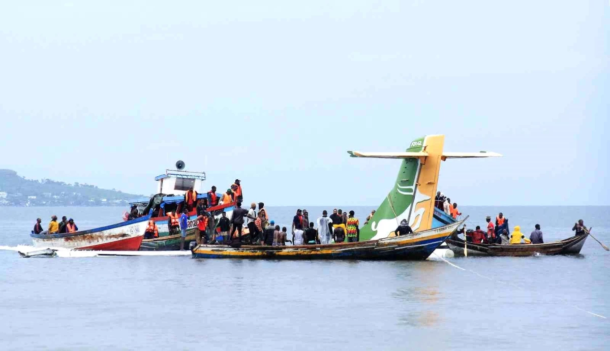 Tanzanya\'da göle düşen yolcu uçağında 3 kişi öldü