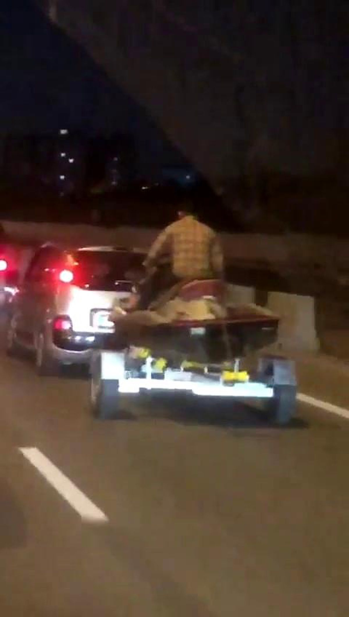 Tuzla\'da ilginç görüntü: Denizde değil otoyolda jet ski ile yolculuk etti
