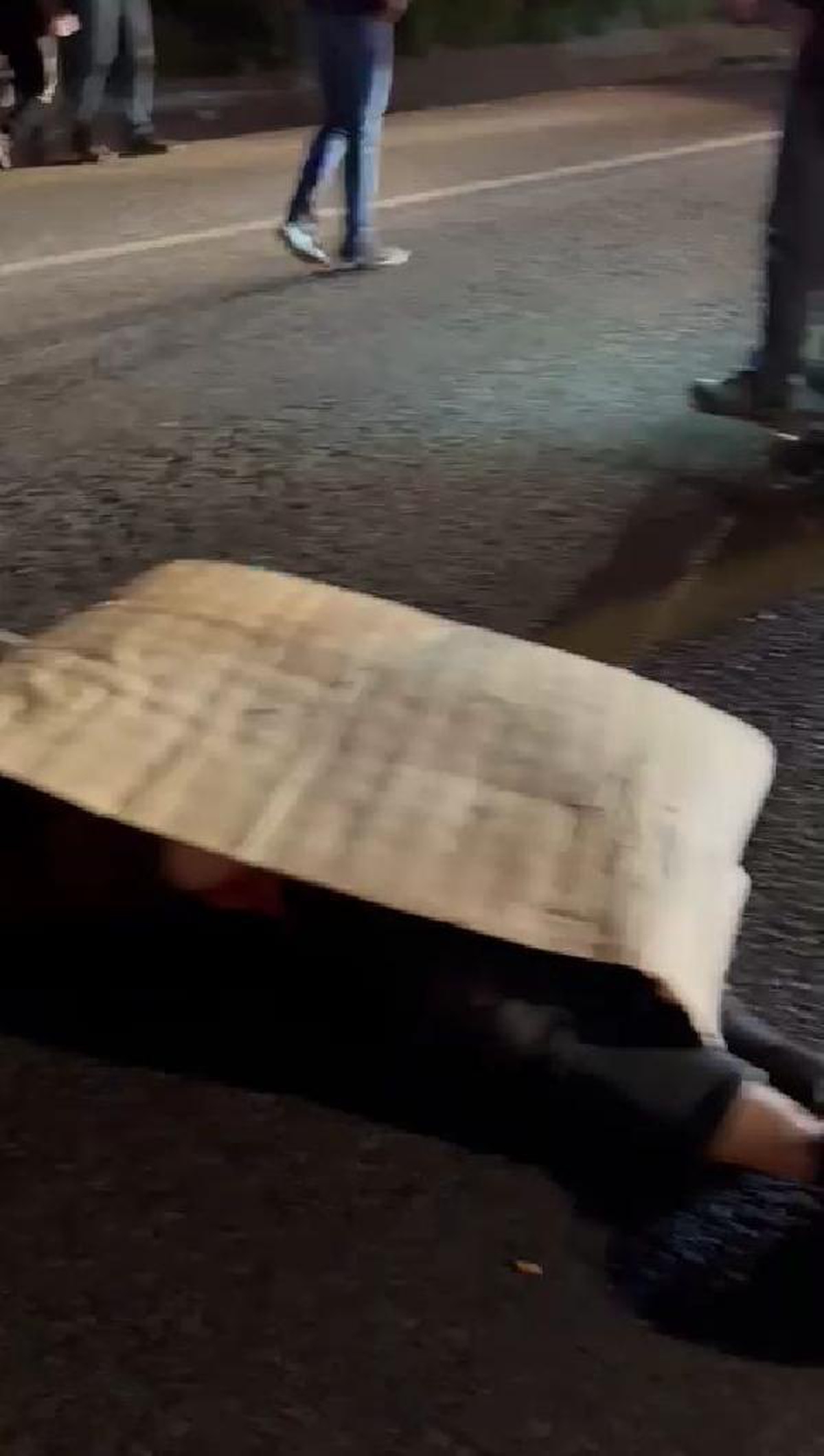 Yolun karşısına geçmek isterken otomobilin çarpmasıyla öldü