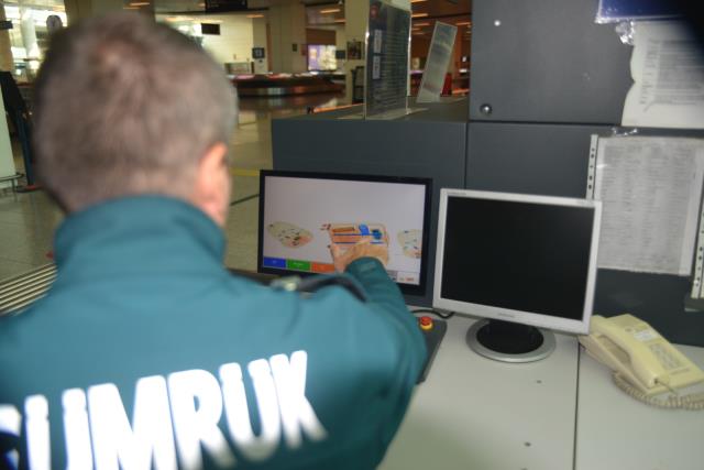 Yurt dışından cep telefonu getirenlerin takibine artık yabancılar da tabi tutulacak Yurt dışından cep telefonu getirenlerin takibine artık yabancılar da tabi tutulacak