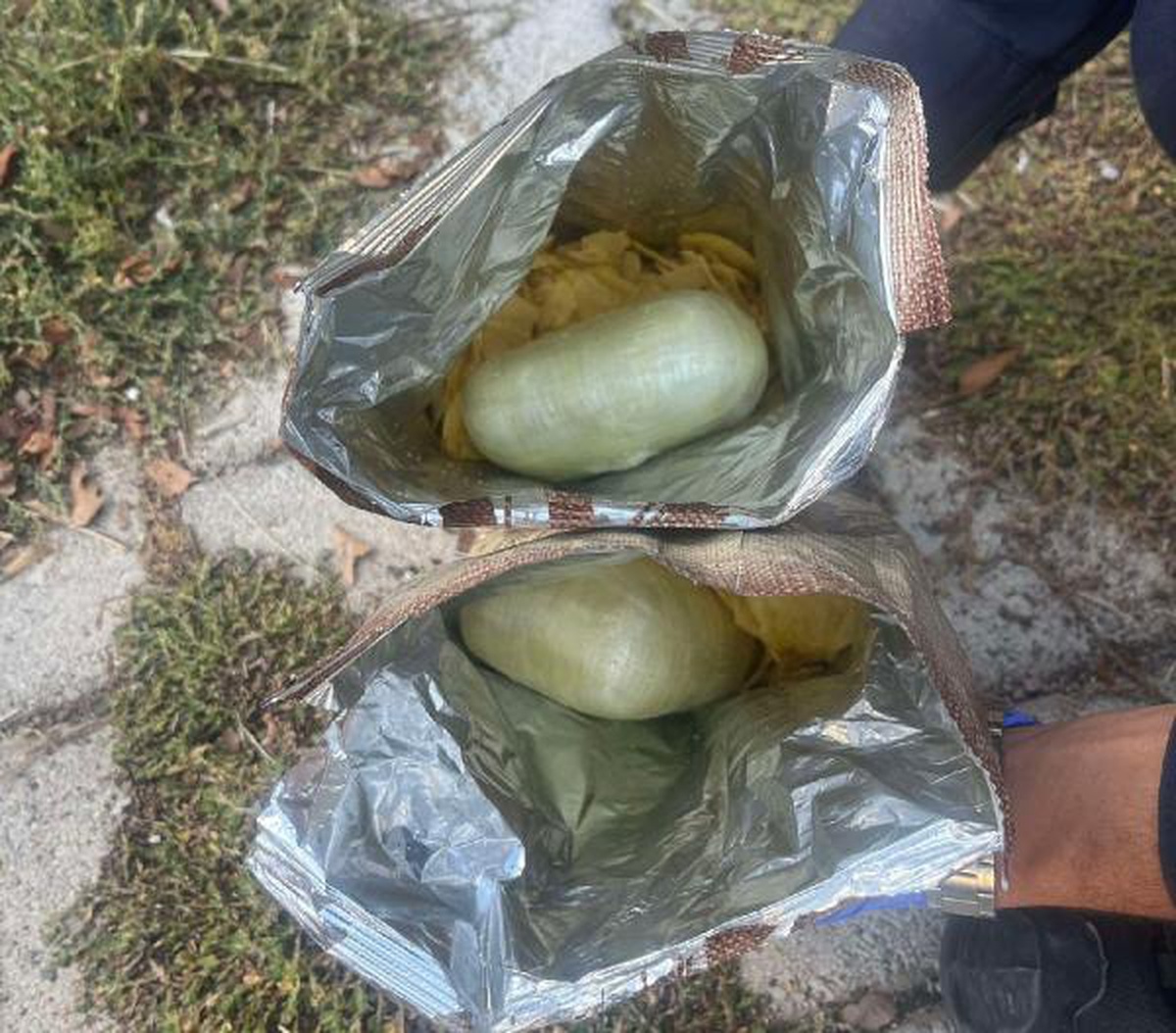 1 kilo esrarı cips paketlerine gizlemişler