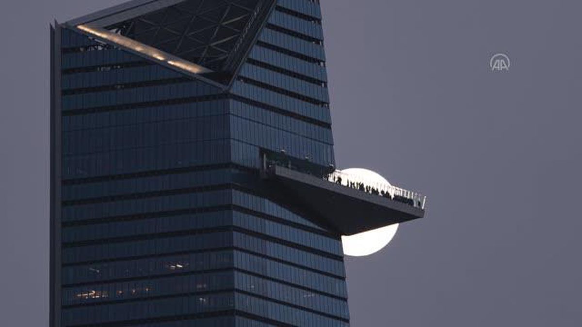 ABD'de seyir terasında toplanan meraklılar, dolunayın yükselişini gözlemledi