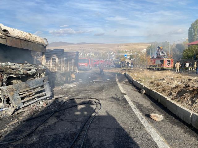 Ağrı'da kaza sonrası cayır cayır yanan yolcu otobüsü ile yakıt yüklü tankerden ilk görüntüler geldi