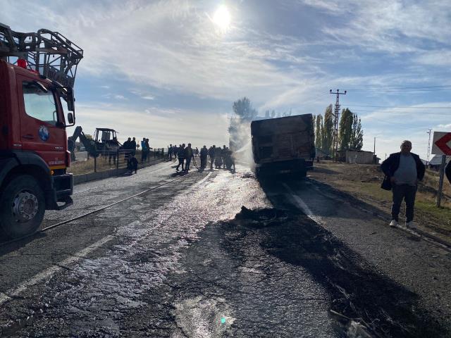 Ağrı'da kaza sonrası cayır cayır yanan yolcu otobüsü ile yakıt yüklü tankerden ilk görüntüler geldi