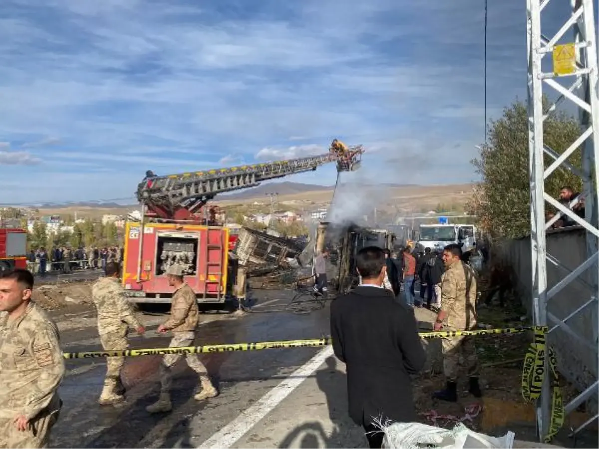 AĞRI\'DA KAZAYA KARIŞAN YOLCU OTOBÜSÜ, TANKER VE TIR ALEV ALDI (1)