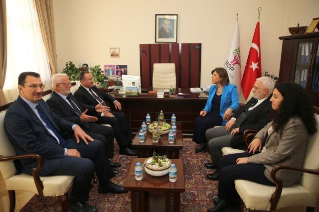 AK Parti heyetinin HDP'yi ziyaretine CHP'den ilk yorum: Soyunduğunuz yerde giyinin