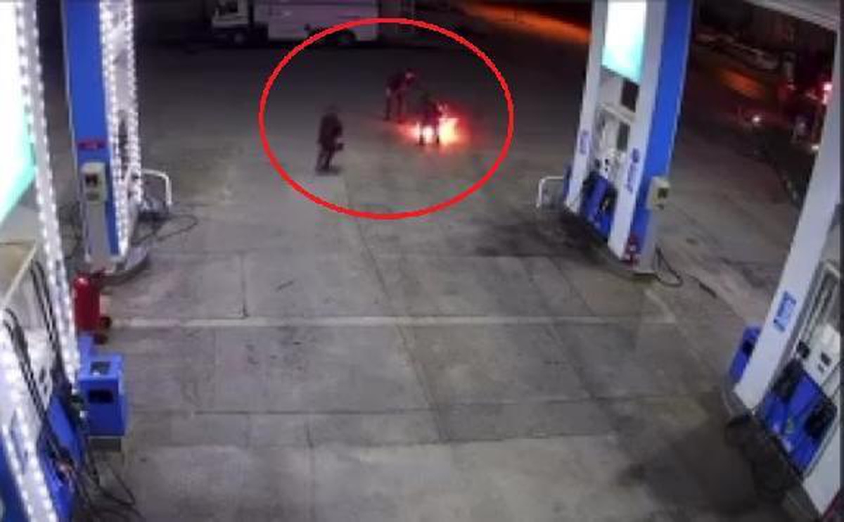 Akaryakıt istasyonunda motosikletin alev aldığı anlar kamerada