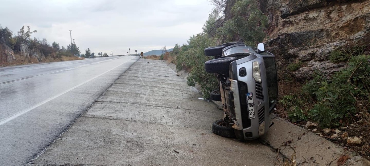 Antalya\'da kontrolden çıkan kamyonet takla attı: 1 yaralı