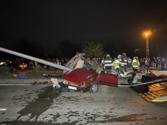 BARTIN-15 YAŞINDAKİ ÇOCUĞUN KULLANDIĞI OTOMOBİL DİREĞE ÇARPIP İKİYE BÖLÜNDÜ: 1 ÖLÜ, 3 YARALI