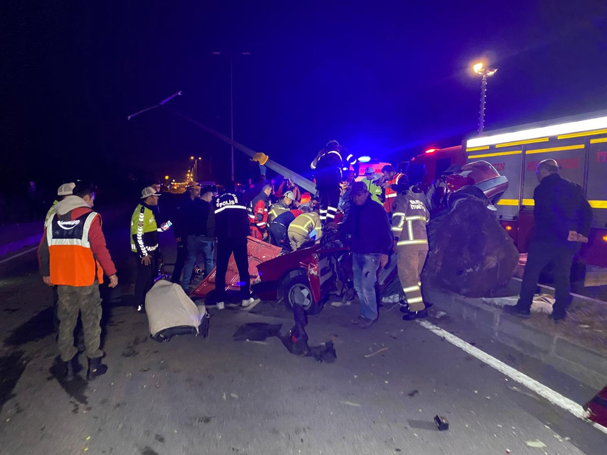Bartın\'da otomobilin direğe çarpması sonucu 15 yaşındaki sürücü öldü, 3 arkadaşı yaralandı