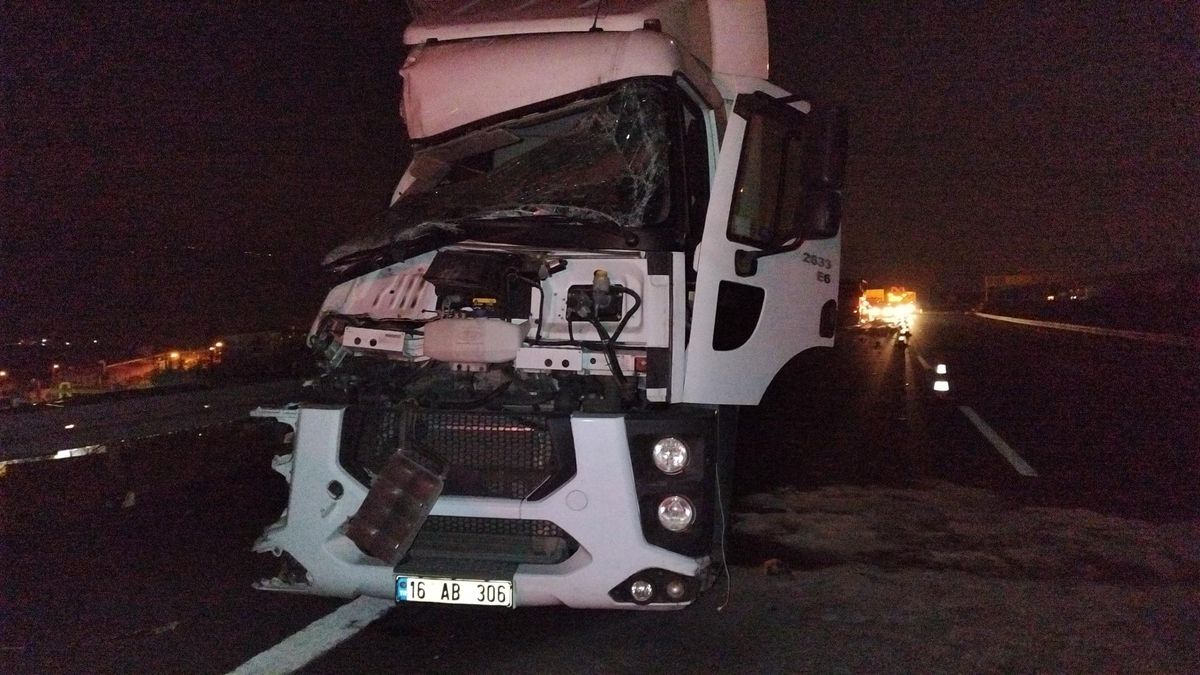 Bursa\'da arızalanan aracından inen tanker sürücüsü kamyonun çarpması sonucu öldü