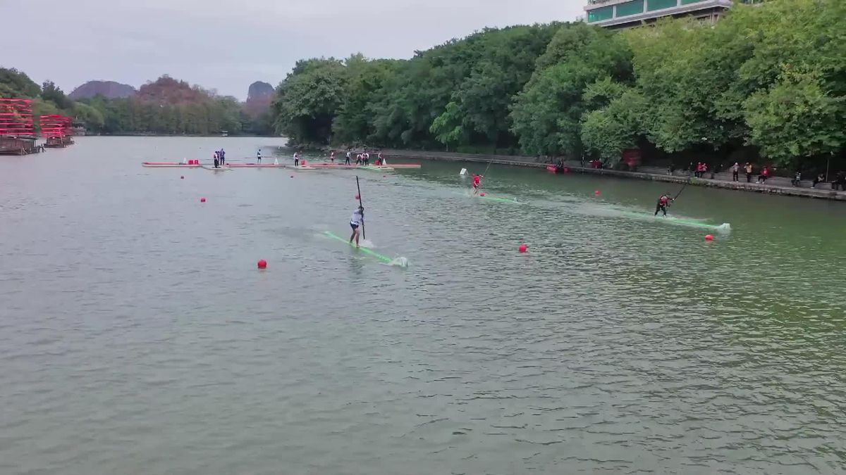 Çin'in Guilin Kentinde Geleneksel Bambu Kano Yarışı Yapıldı