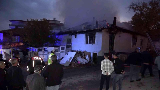 Çocuklar evi yaktı, alevleri gören yaşlı adamın feryadı yürek burktu Çocuklar evi yaktı, alevleri gören yaşlı adamın feryadı yürek burktu