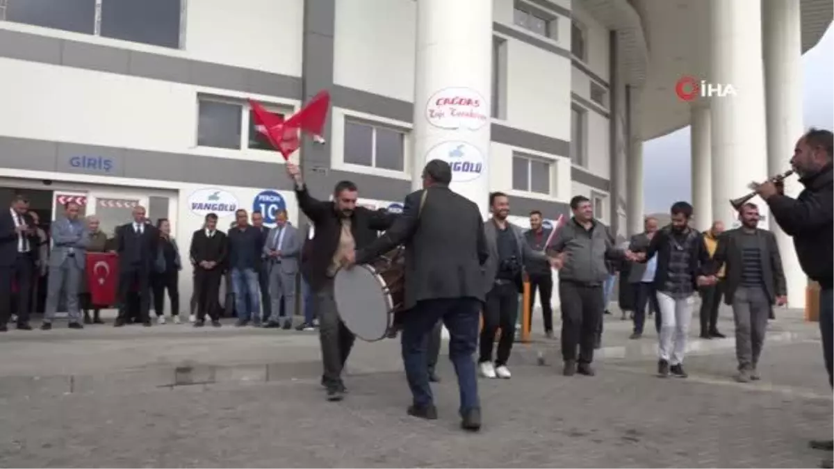 Dünya şampiyonu Eda\'ya davullu zurnalı karşılama