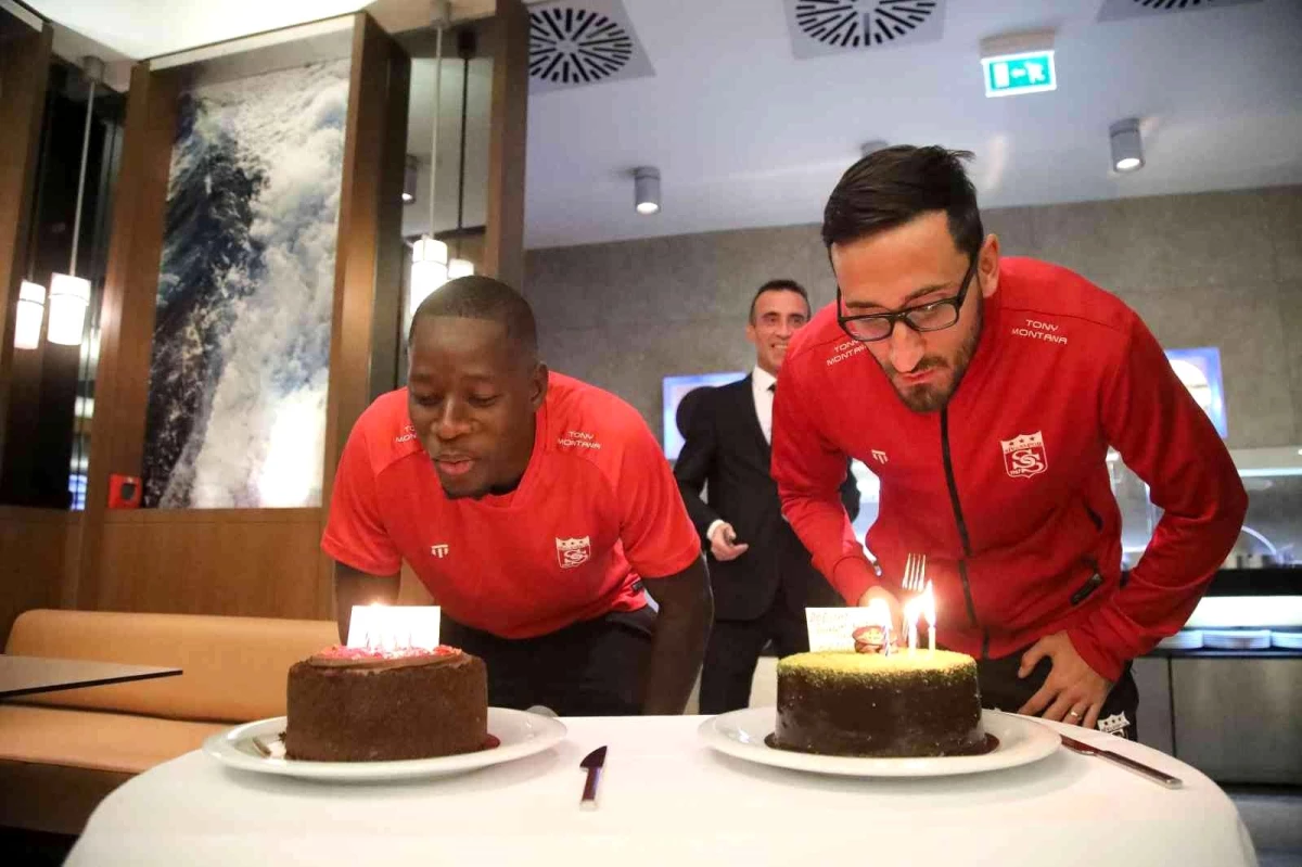 Sivasspor\'da Keita ve Erdoğan\'a sürpriz doğum günü kutlaması yapıldı