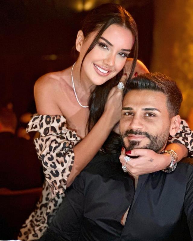 Eşinin ayağını öpen fenomen Dilan Polat'a tepki yağıyor Eşinin ayağını öpen fenomen Dilan Polat'a tepki yağıyor
