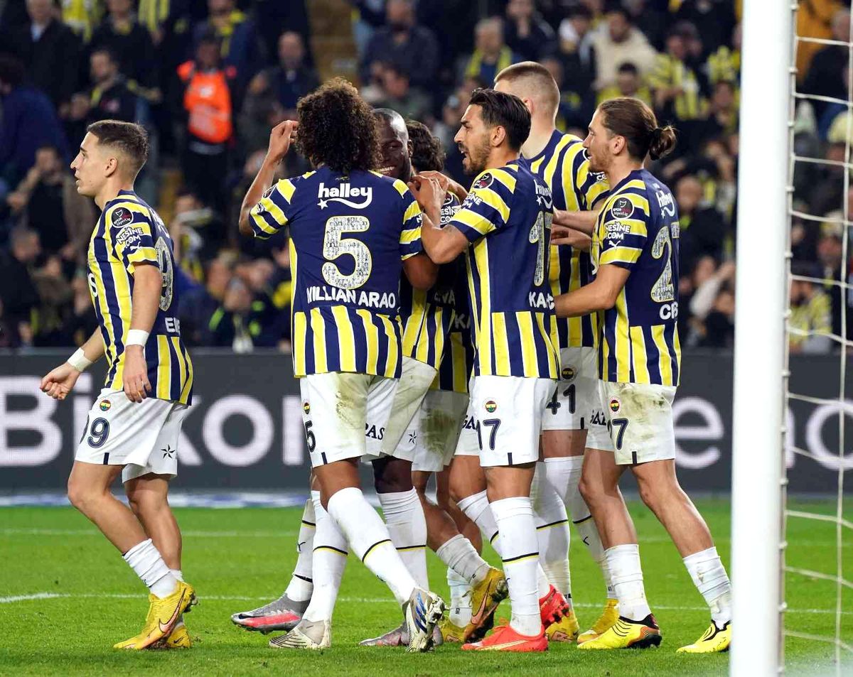 Fenerbahçe 10 kişiyle kazandı
