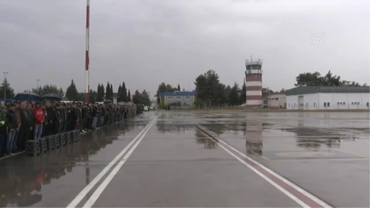 GAZİANTEP -Şehit piyade sözleşmeli er Mustafa Öztürk\'ün naaşı askeri uçakla Gaziantep Havalimanı\'na getirildi