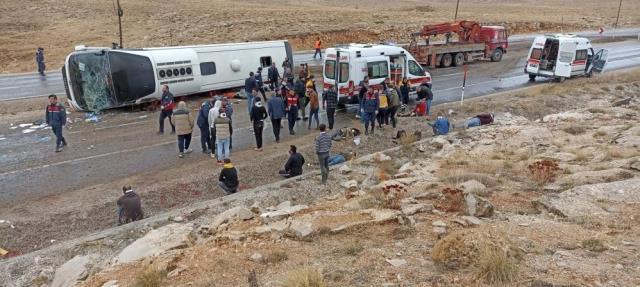 Göçmenleri taşıyan otobüs devrildi, çok sayıda ölü ve yaralı var Göçmenleri taşıyan otobüs devrildi, çok sayıda ölü ve yaralı var