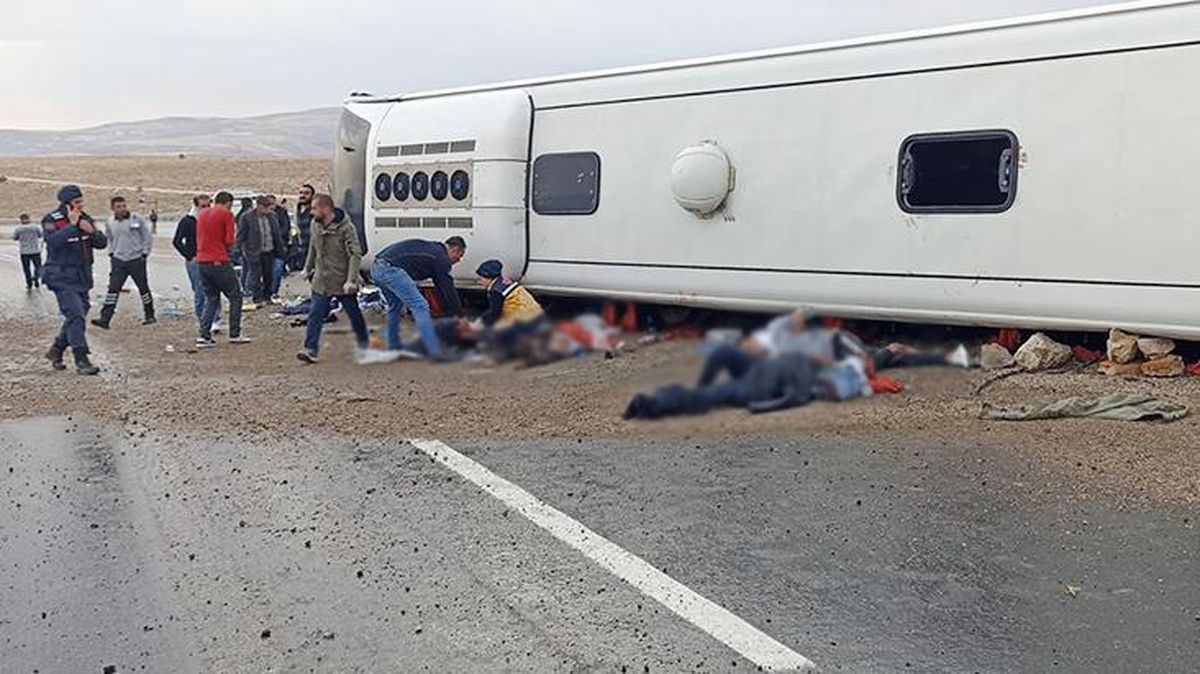 Sivas'ta göçmenleri taşıyan otobüs devrildi! Çok sayıda ölü ve yaralı var