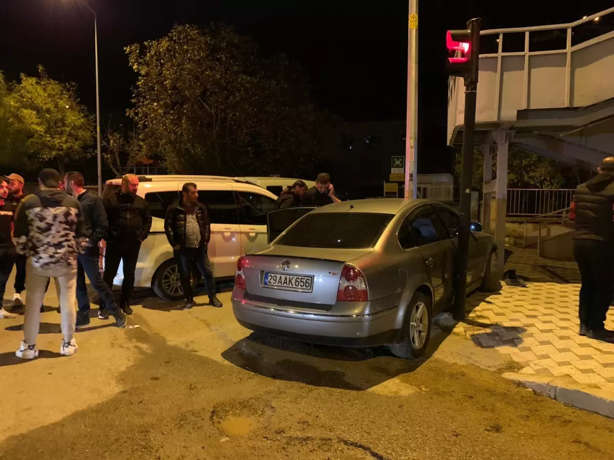 Gümüşhane'de polisten kaçan ehliyetsiz sürücünün kaza yapması sonucu 3 kişi yaralandı