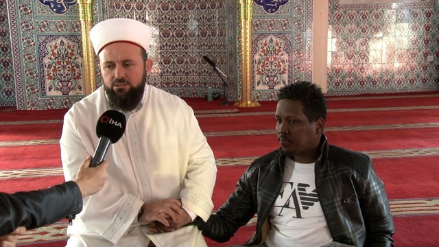 Somalili gencin her gün camide namaza gelmek için yaptığı fedakarlık duygulandırdı Somalili gencin her gün camide namaza gelmek için yaptığı fedakarlık duygulandırdı