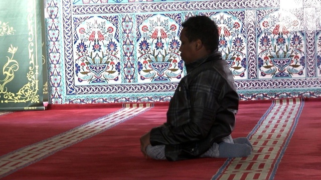 Somalili gencin her gün camide namaza gelmek için yaptığı fedakarlık duygulandırdı Somalili gencin her gün camide namaza gelmek için yaptığı fedakarlık duygulandırdı