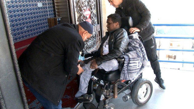 Somalili gencin her gün camide namaza gelmek için yaptığı fedakarlık duygulandırdı Somalili gencin her gün camide namaza gelmek için yaptığı fedakarlık duygulandırdı