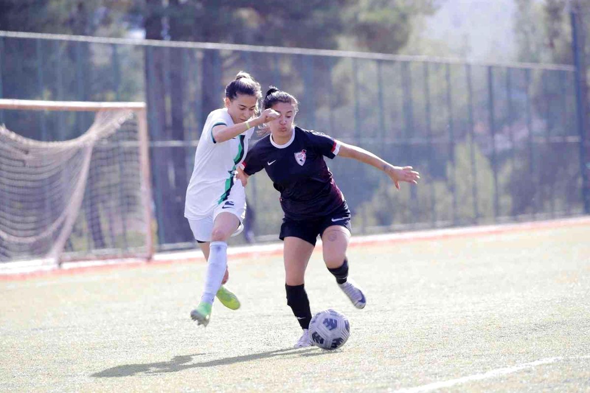 Horozkent rakibini 4 golle gönderdi