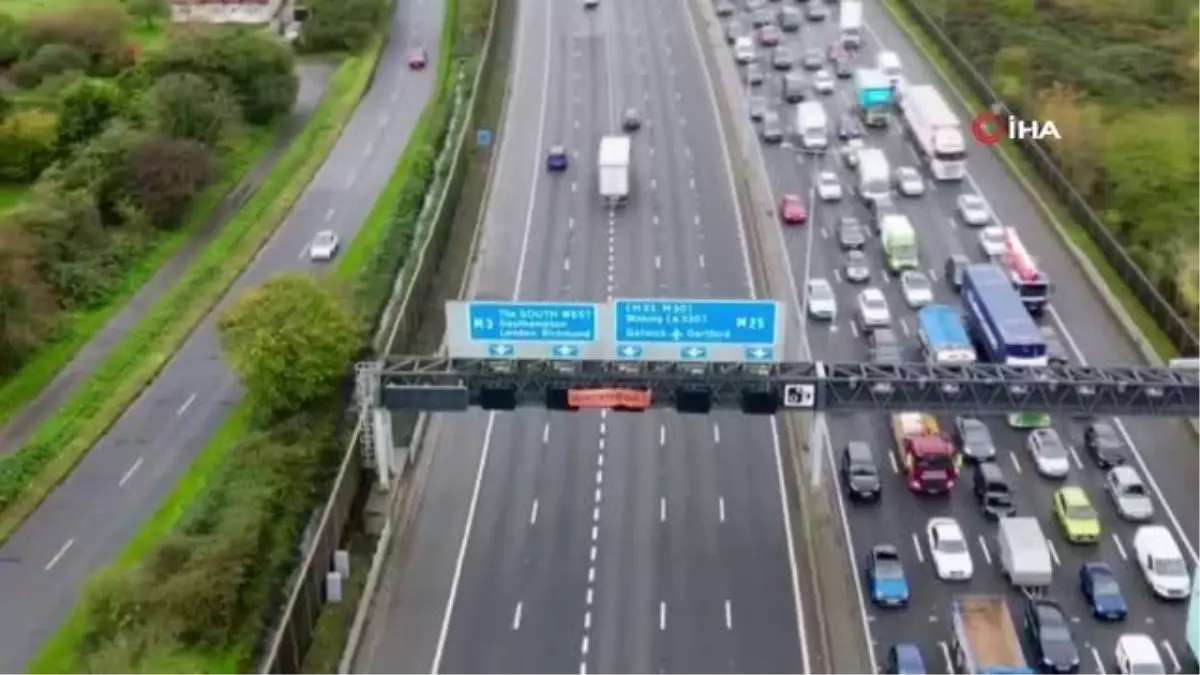 İngiltere\'de çevre aktivistleri bu kez trafik tabelalarına tırmandı, otoyolu trafiğe kapattı