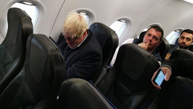 İngiltere eski başbakanı Boris Johnson tarifeli uçak ile Türkiye'ye gelirken görüntülendi