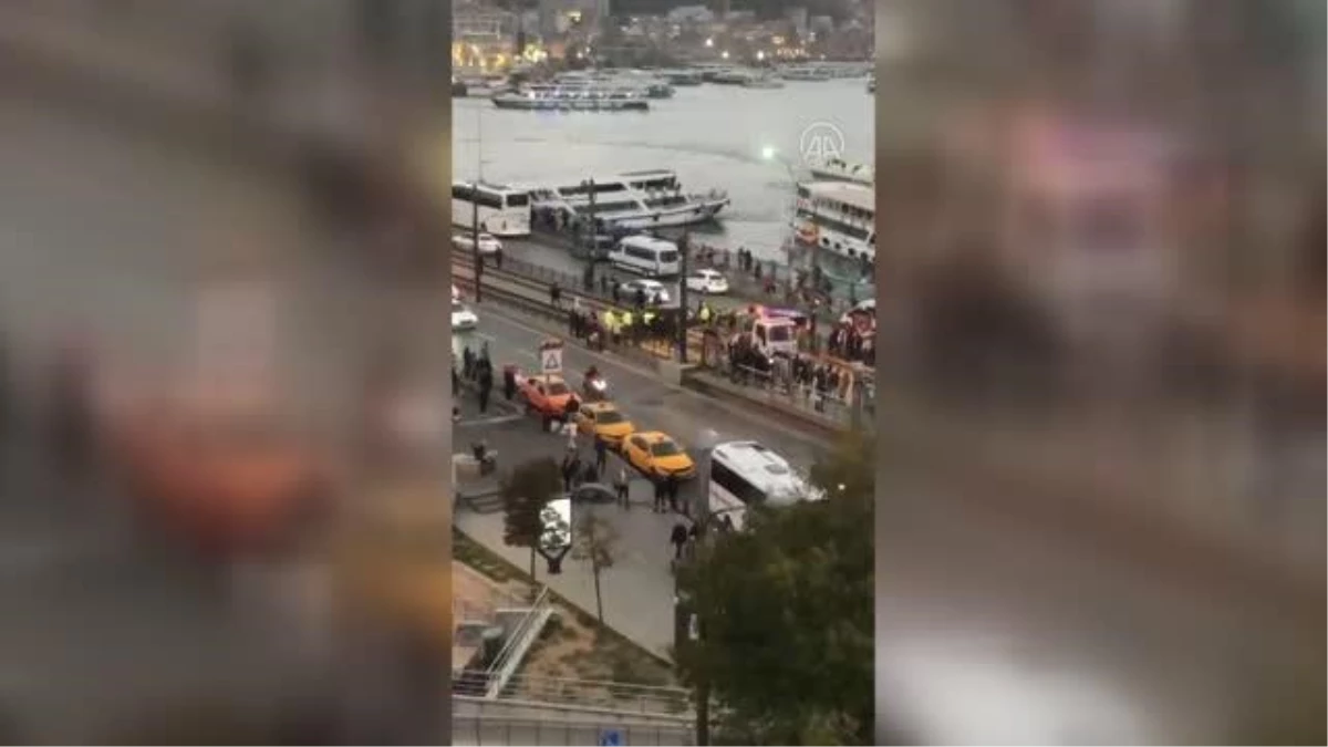 İstanbul\'da tramvay yoluna giren araç, seferlerin aksamasına neden oldu